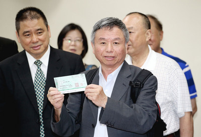 積極四處造勢要參加國民黨總統初選的前衛生署長楊志良（前）1日赴國民黨中央黨部，並繳交200萬保證金本票，正式領表宣布參選。（中央社）20150501