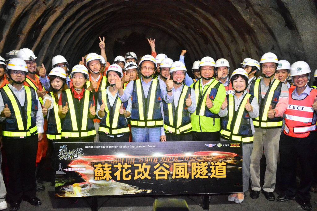 林全到宜蘭縣南澳鄉蘇花改谷風隧道工地，主持南下線貫通爆破儀式，在「砰」巨響後順利貫通，他隨即與施工團隊握手，開香檳慶祝，這是蘇花改蘇澳到和平段6座隧道中最後貫通的一座。（王志偉翻攝）