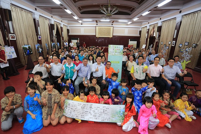 中市火車站前的綠川,是台中市最重要景觀之溪流,二戰後經數十年汙染還加蓋,如美景蒙垢。林佳龍上任以「中區再生」為重要任務,綠川開蓋及整治水岸廊道,成為帶動主軸,將陸續開工。(中市新聞局提供)