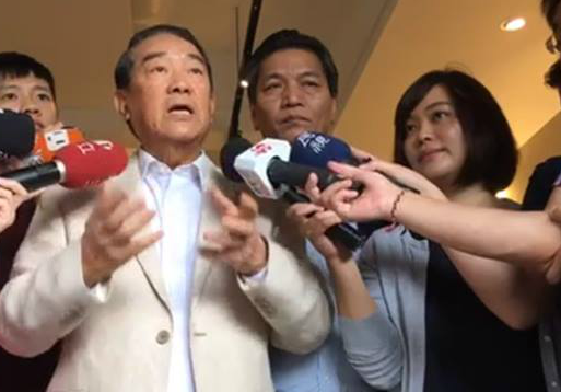 南海國際仲裁結果近日將出爐,而海巡傳撤艦一事惹議,對此,親民黨主席宋楚瑜與該黨今(9)日再度嚴正聲明,對於南海島礁的主權宣示,中華民國政府應概不承認;政府應盡一切力量捍衛主權與領土完整。(翻攝「宋楚瑜找朋友」臉書)