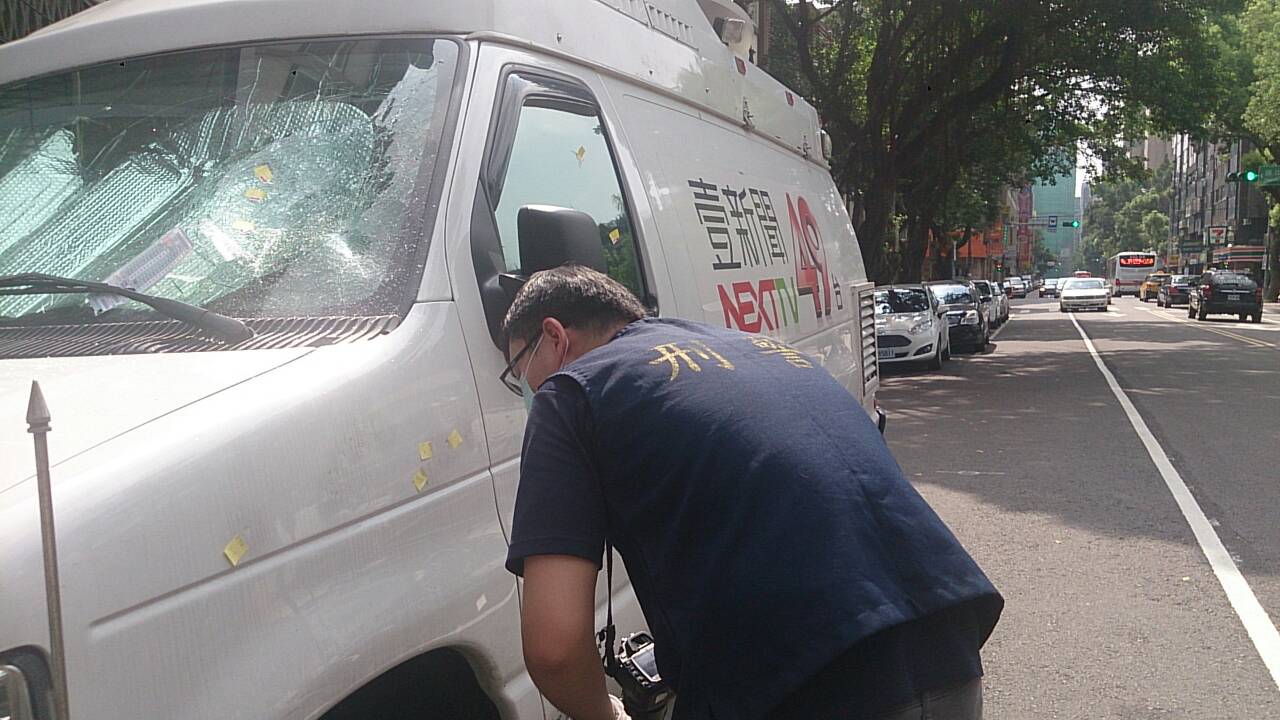 壹電視記者與SNG車工作人員抵達立法院卻發現車子前窗與駕駛座旁的車窗都被砸毀。(記者丘月光攝)