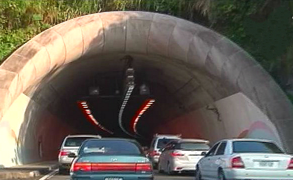 塞過雪隧的人都知道那個痛苦,但請偶而往窗外一看,那些在隧道工作的兄弟們,不僅更辛苦,連健康都受影響了。(資料畫面:取材自網路)