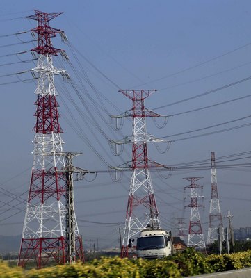 圖為高壓電塔一景。(圖文／中央社)　104年4月16日