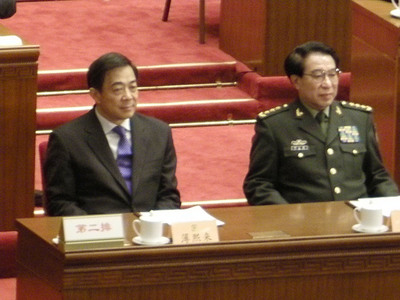 中共軍委前副主席徐才厚（右）30日被開除黨籍，移送檢察機關處理。左為已被判刑的中共重慶市市委前書記薄熙來。據傳徐才厚的落馬與薄案關係頗深。（檔案照片，中央社)　