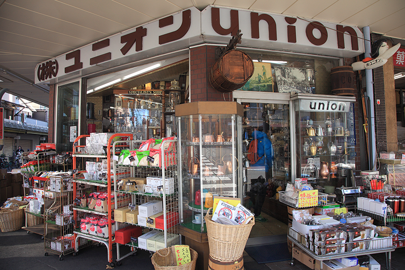 西淺草的老器材店UNION，1962年開業。從磨豆機到瓷杯，只要和咖啡有關的大小兵器，在這裡都能找到。