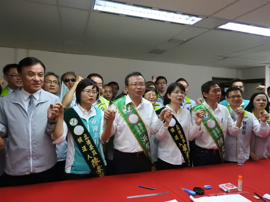 民進黨選對會召集人蘇嘉全（左）今天率領彰化縣四名黨提名立委參選人陳文彬、黃秀芳、洪宗熠、陳素月，前往彰化縣選委會聯合登記，強調彰化四席是民進黨國會過半關鍵，因此訴求希望四席全上。（圖片：洪宗熠臉書）