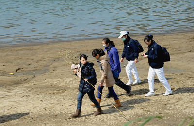 復興航空空難搜救單位12日持續搜索最後1名中國籍失蹤者,家屬上午11時許在現場舉旗幡進行招魂儀式。(中央社)