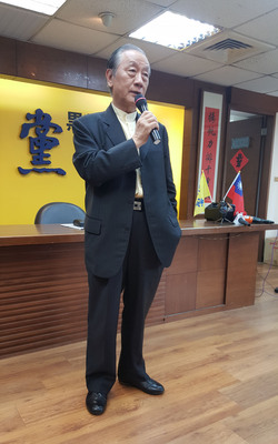 新黨主席郁慕明（見圖，中央社資料照片）連日在個人臉書發文與網友對戰。