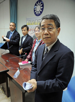 阿帕契案勞姓中校違紀帶機密頭盔跑趴，國防部副部長劉振武（右1）7日在立法院國民黨團表示，601旅不屬於要塞堡壘。（中央社）