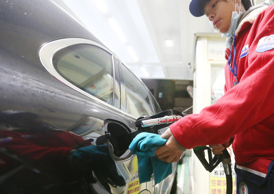 台塑化發動奇襲，打破原本和中油同時調整油價的策略，提前一天在今天凌晨1時起，搶先中油調降油價。圖為民眾加油。（中央社資料照片）