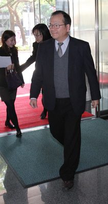 行政院16日宣布，教育部政務次長由現任文藻外語大學校長林思伶接任；陸委會特任副主委張顯耀因家庭因素請辭獲准，職缺由陸委會政務副主委林祖嘉（前）接任。（檔案照片）中央社　103年8月16日