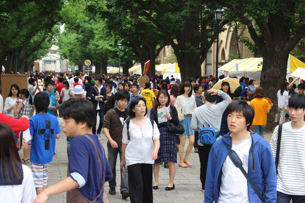 為了吸納專業外國人力，日本決定自明年起，將申請永久居留權的資格，從原本最短居住年限五年的規定，大幅降為居住滿一年就可申請。圖為東京大學校慶，擠滿人潮。圖／沈聰榮