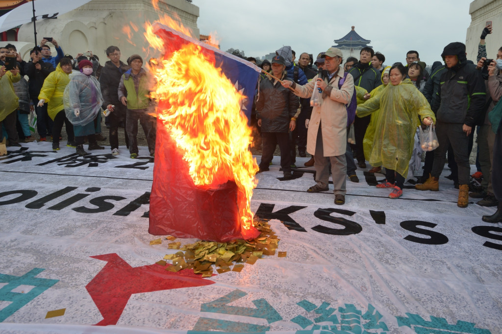 自由台灣黨主席蔡丁貴28日率領上百位支持者到中正紀念堂,卻因重重警力包圍無法進入,直嗆要到中樞紀念儀式向蔡總統抗議。(圖/郭文宏)