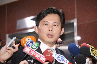 時代力量立委黃國昌(圖)18日在立法院針對媒體報導他跟無黨籍立委趙正宇女助理林唯莉一事表示,旺中傳媒集團的不實報導,不是第一次,太太也覺得很煩,沒什麼需要回應的,「很無奈,笑笑就好」。中央社記者吳翊寧攝 105年5月18日