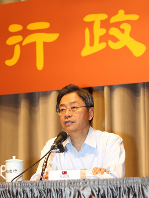 行政院長張善政今（10）日表示，廢爐渣不應只有負面形象，他並要求行政院公共工程委員會讓民眾了解，爐渣經適當處理再利用，對建物有加強效果。（中央社資料照片）