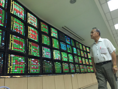 人民幣今日開出中間價再貶1.1%,但因歐美股回穩,金管會祭出救市方案下,台北股匯市早盤稍稍回神,指數回升到8300點之上,新台幣匯率更升破32.2元,可惜市場觀望氣氛濃厚,信心相當脆弱。(中央社資料照)