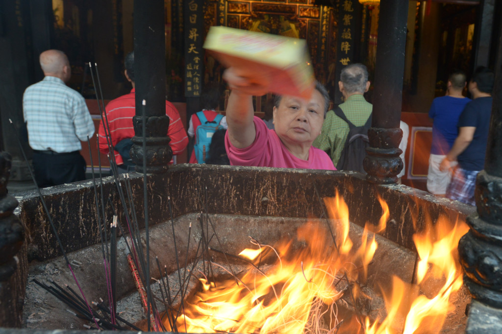中國文化中的信仰習俗，又以農曆年假的一連串習俗為最，包括神豬祭典，陣頭繞境，搶香點燈。圖／本報資料照，郭文宏攝