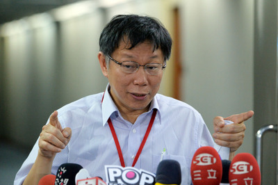 針對就職半年滿意度下降14%，台北市長柯文哲今日回應，民意當然是基礎，但「不需要討好每個人」，市政還是以大多數人的利益為主，這是民意和民粹的差別，還是要「勇敢的去做該做的事」。（中央社資料照20150625）