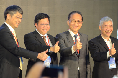 行政院長林全（右2）、交通部長賀陳旦（右1）24日參加桃園國際機場4000萬人次特展中，肯定交通部、桃捷公司的努力，在近半年臨門一腳，克服困難，迅速解決問題。圖／中央社