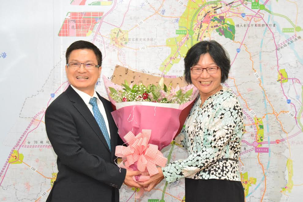彰化縣長魏明谷接見黃淑賢牙醫師獻花祝賀。圖/彰化縣政府