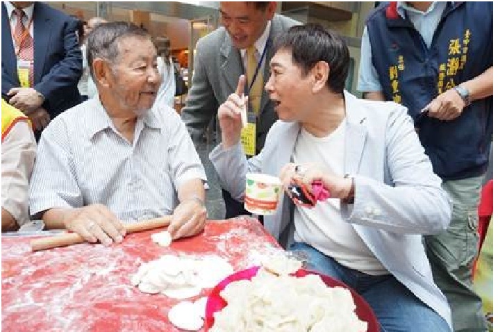 「熱心公益的藝人康弘，陪92歲余老爺爺做拿手水餃並試吃，直讚好手藝」（中華民國失智者照顧協會提供）