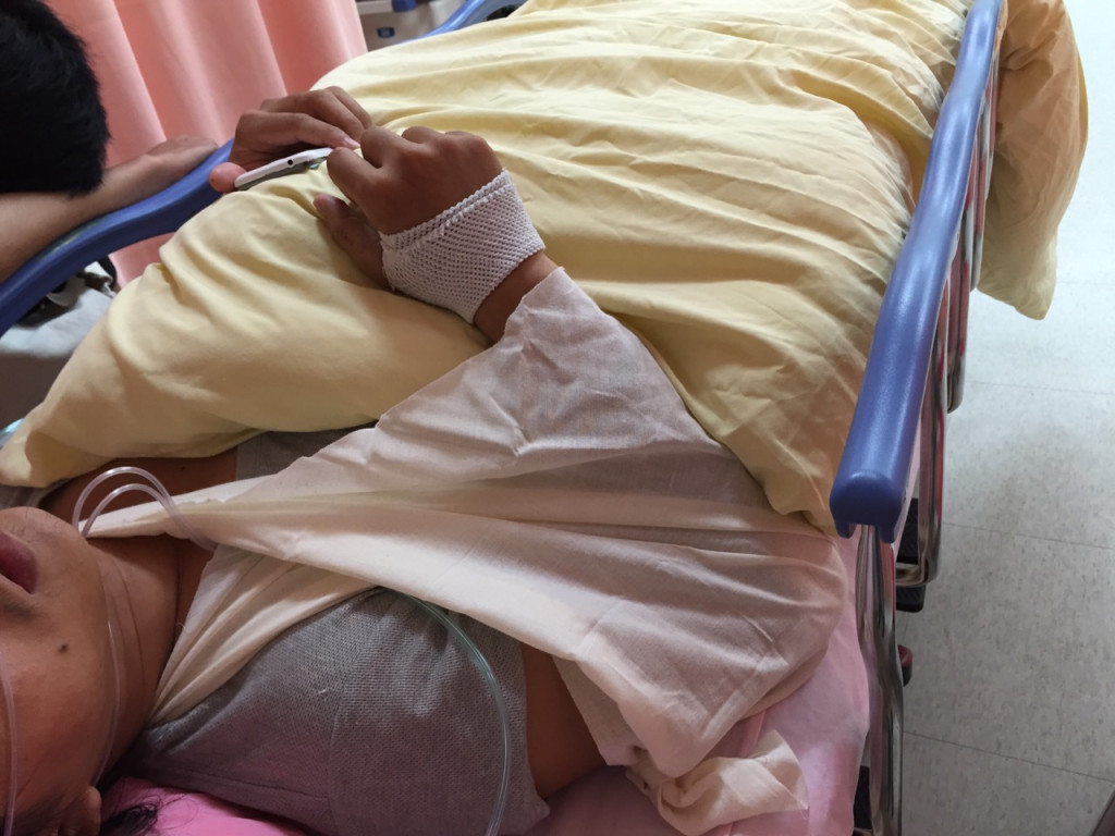 台聯青年軍遭黑衣人襲擊施暴，導致1人脫臼，多人受傷，周倪安立委批夏張會靠「黑道」圍事？要求揪出幕後黑手，給人民一個交待。（圖台聯提供20150523）