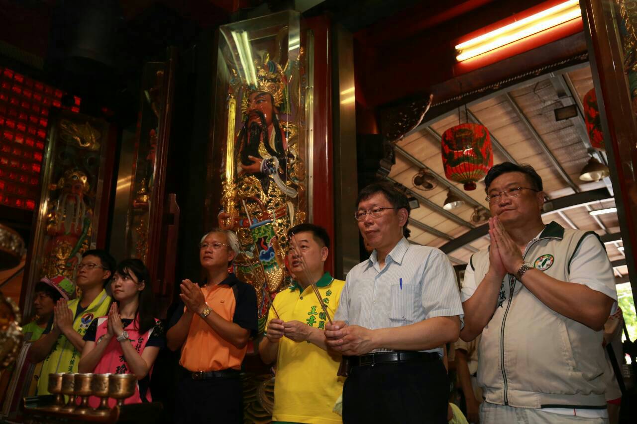 台北市長參選人柯文哲今天（28日）在綠營市議員陪同下，入境隨俗參拜廟宇。（朱蒲青攝）