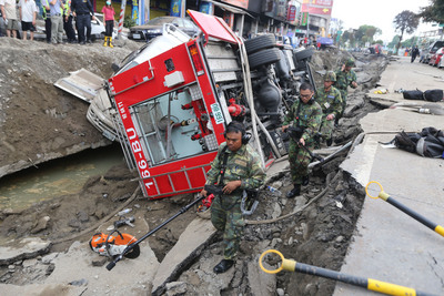 高雄市前鎮區1日凌晨發生連環氣爆,陸軍工兵以生命探測儀器在凱旋三路事發地點搜救(中央社)