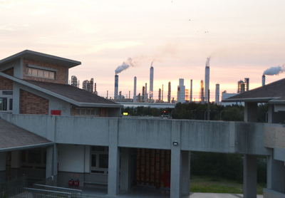 麥寮鄉橋頭國小許厝分校因鄰近台塑六輕,造成學童健康受損,引發遷校爭議。圖/中央社