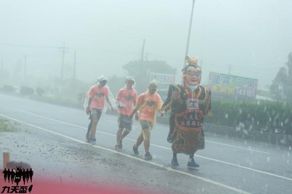 參加「第四屆九天盃太子極限環台賽」的選手，冒著大雨前進，展現堅忍的運動精神。圖／九天提供