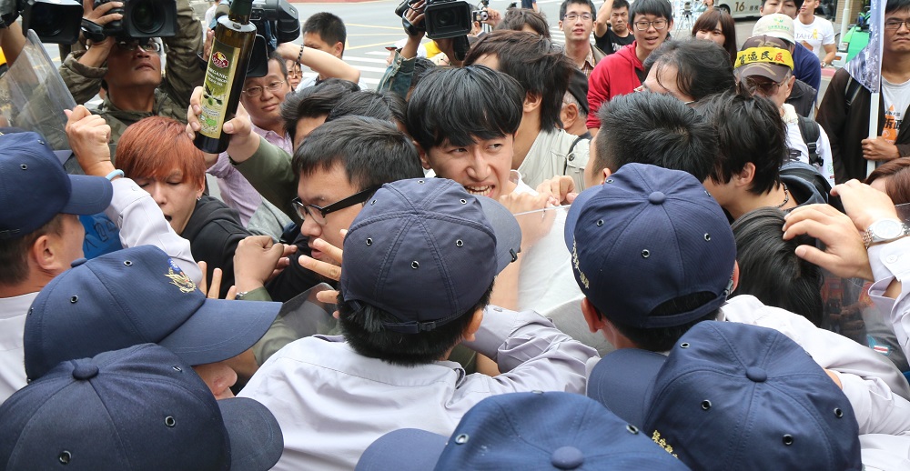 社運團體今天到行政院門口抗議，幾度與警方發生衝撞衝突。（記者何豪毅攝）