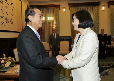 親民黨主席宋楚瑜上午至國父紀念館向孫文獻花致敬。圖為總統蔡英文昨天接見我國出席第24屆APEC代表團，向宋楚瑜表示感謝。圖／中央社