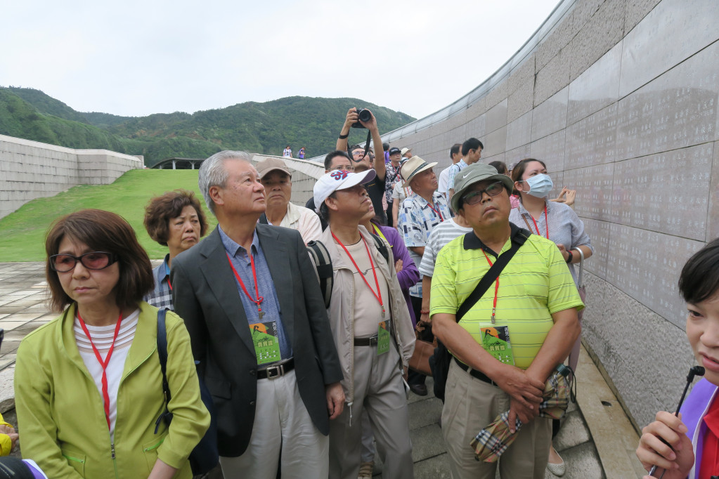 吳樹民醫師與牽手楊惠玉在綠島人權紀念碑前，尋找大哥吳逸民的名字，他的哥哥因為「民主自治同盟案」判刑10年。圖／邱萬興