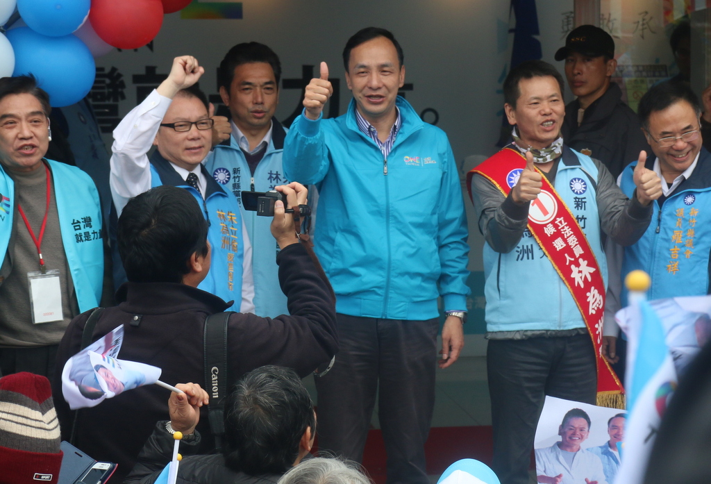 國民黨朱立倫洪秀柱新竹縣市分頭掃街，為立委候選人林為洲、鄭正鈐拉抬選情。（記者何豪毅攝）20160107