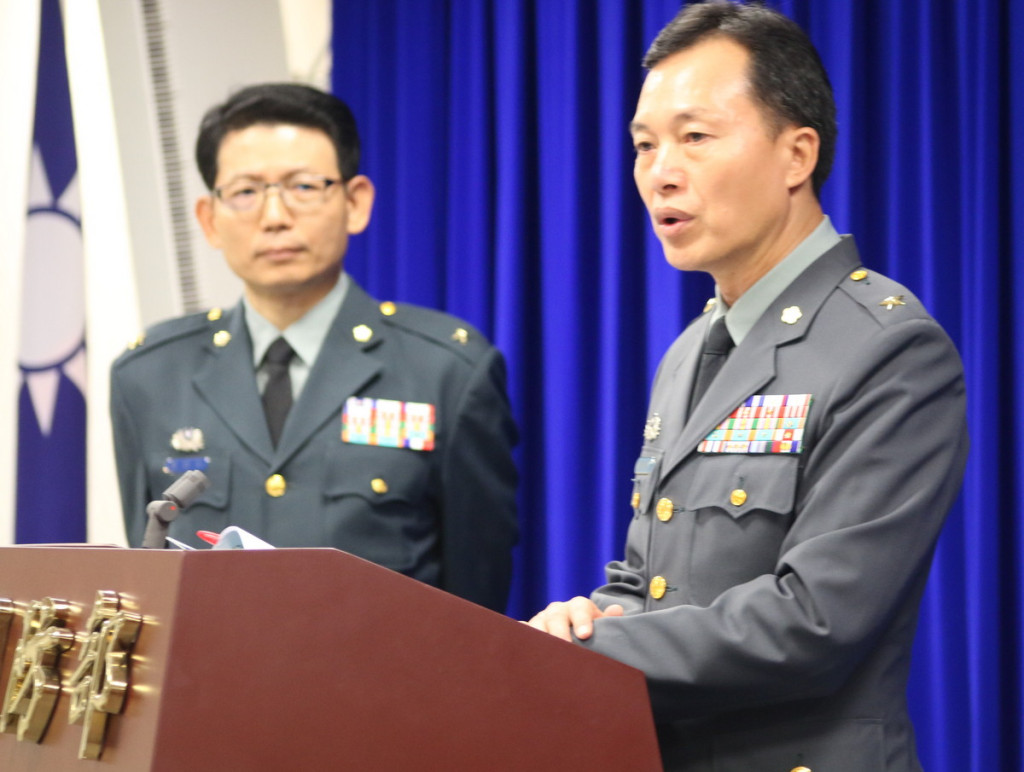 國防部作計室聯戰處長鍾樹明少將（右）宣布今年漢光31號演習實施日程與科目。圖左為國防部發言人羅紹和。（記者何豪毅攝）20150818