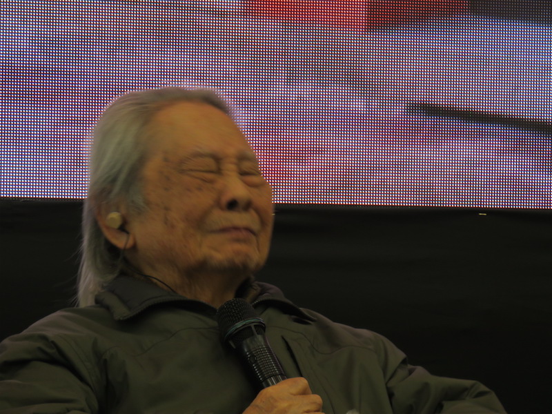 90歲客家大老鍾肇政哽咽表示，大家對台三線讚揚，不一定是對的，客家話消失，客家人就消失了。