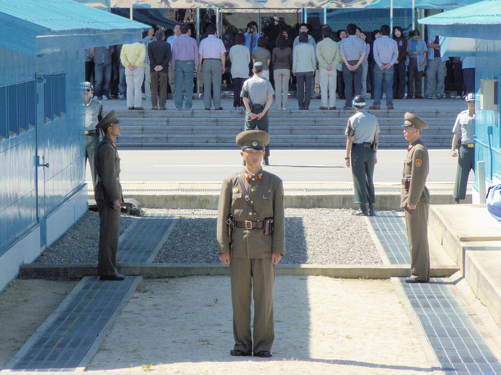 駐守在板門店的朝鮮人民軍軍人（前）與大韓民國國軍憲兵（背對者）。圖／擷自維基百科，公有領域