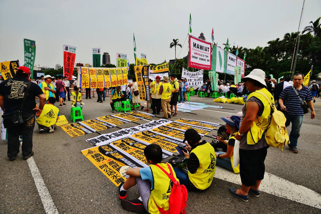 台南高雄的環保團體於就職典禮北上抗議陳情，盼新總統聽見南部的聲音。圖／郭文宏20160520