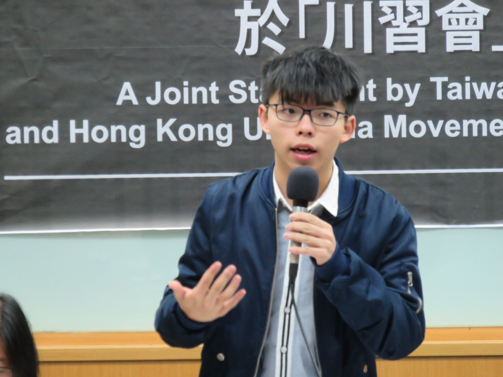 太陽花無罪判決,但香港雨傘運動成員被起訴,議員面臨解職,對此,香港「雨傘運動」領導者之一,香港眾志秘書長黃之鋒今(2)日表示,「這很明顯地反映一個民主國家(台灣)跟一個威權國家(中國)差距在哪」。他懇切呼籲台灣朋友未來能繼續關注香港人權。圖/唐詩