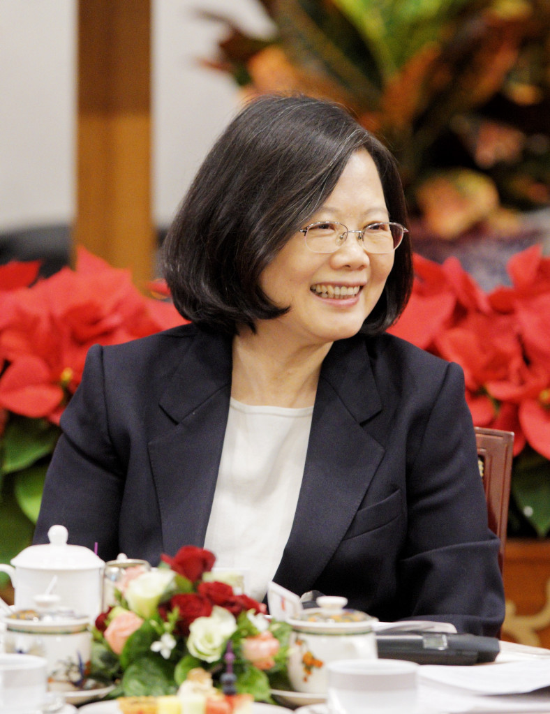 民進黨主席暨總統蔡英文聽取文化部長鄭麗君報告再造歷史現場計畫後,指用文化力帶領國家持續前進。圖/張良一(資料照片)