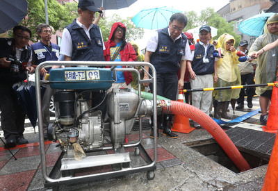 台北市長柯文哲（中左）10日前往文山區，視察積水重點區域，並了解移動式抽水機布設狀況。（中央社）