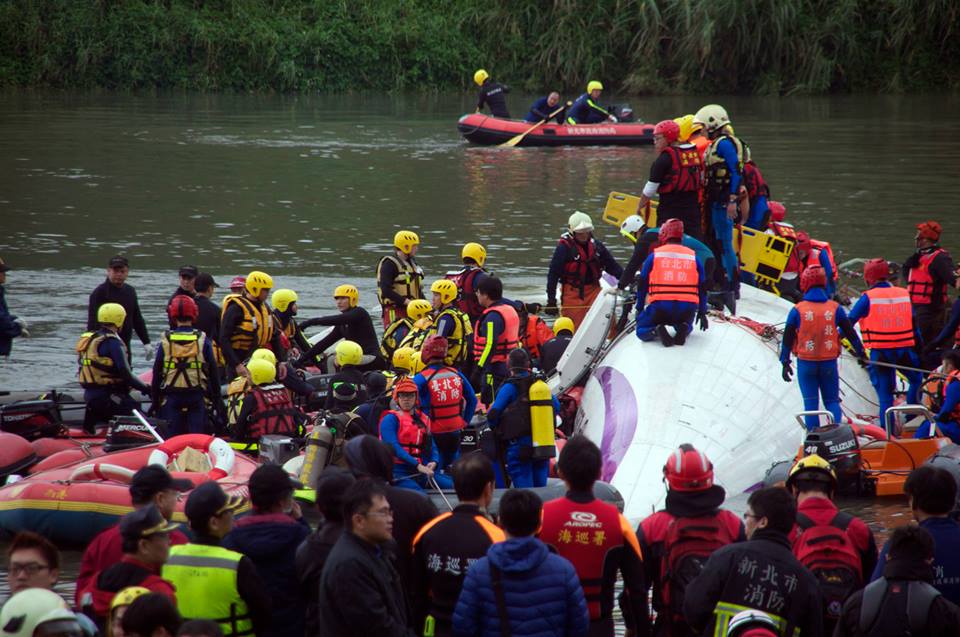 飛行安全，一如食品安全，當然是主政者應高度優先關懷的議題，希望不幸罹難者的亡魂能令主政者嚴肅面對所有的問題，包括撫卹和遷建松山機場等。（黃謙賢攝）