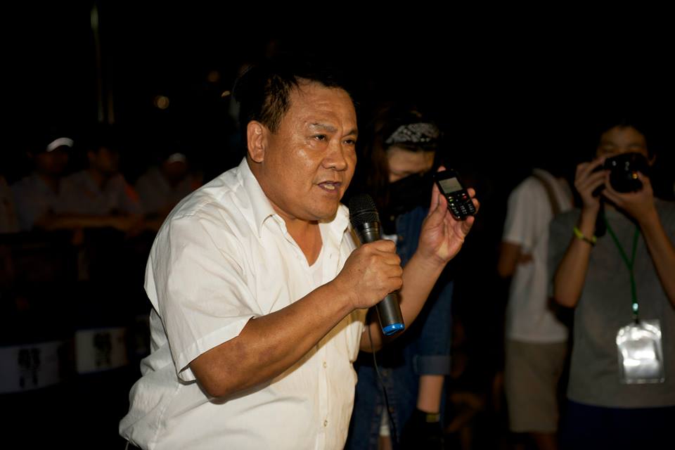 被捕學生家長（張先生）秀出自己孩子已經被捕的訊息（徐州路）。(民報記者黃謙賢攝20150724)