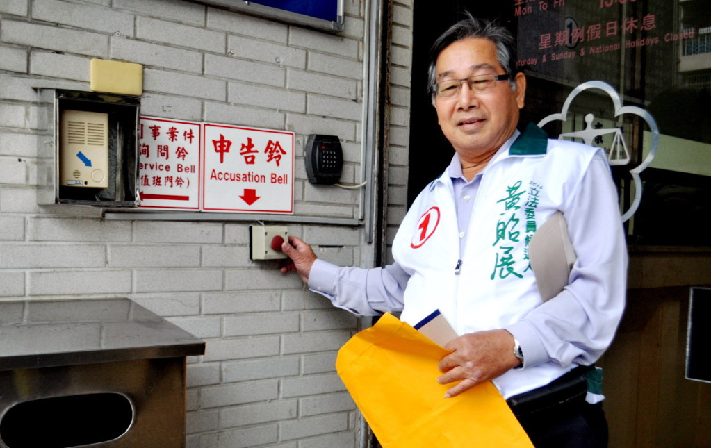 黃昭展今（13）日由特助黃清周與委任律師蔡晉祐到屏東地檢署按鈴控告對手所散發文宣違反選罷法。(實習記者曾恬恬攝)