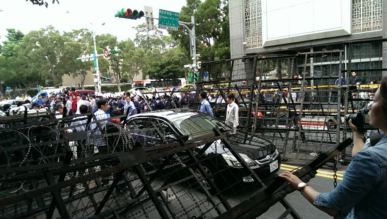 429立院外,反核民眾演出堵車記。(記者唐詩攝)