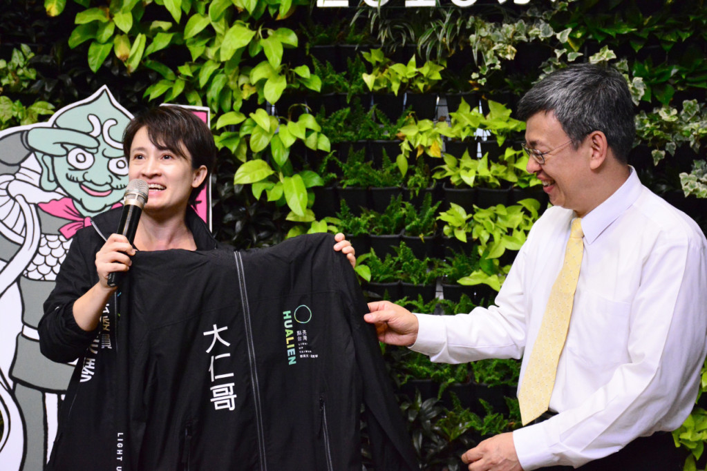 民進黨副總統候選人陳建仁，並穿上由立委候選人蕭美琴所準備、繡有「大仁哥」的競選外套，象徵「翻轉台灣將從花蓮開始」。（記者王志偉攝）