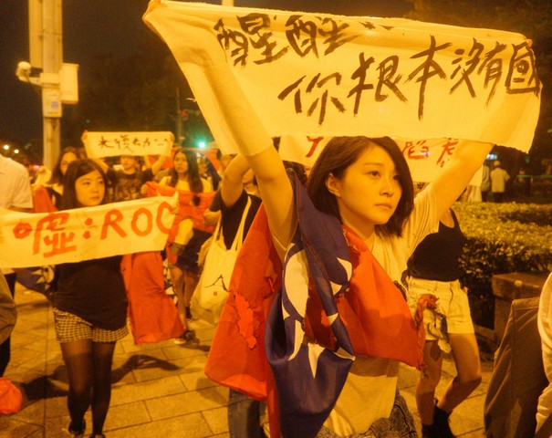北鳥歌唱革命、無國籍者聯盟及自由台灣黨等獨派年輕人，25日晚間前往凱達格蘭大道，逆時針繞行總統府，強調中華民國「光復節」其實是台灣「光復劫」，哀悼「台島淪陷71年」。圖／張良一