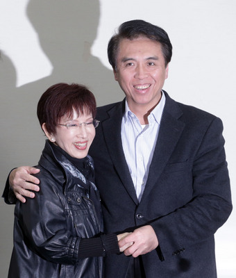 前立法院副院長洪秀柱(左)當選新任黨主席,綠委管碧玲臉書貼文指洪為「真誠的統派」,勢必被架空。右為落選黨主席的立委陳學聖。(資料照片,中央社)20160327