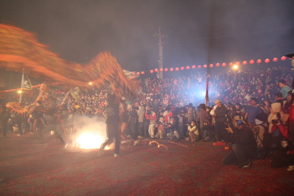 苗栗客家元宵節慶火旁龍將於本週六登場。圖為火旁龍現場畫面。（資料照片，記者何豪毅攝）20150304