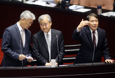 行政院長毛治國今天與閣員赴立法院院會備詢，國防部長高廣圻（右）表示，國防部將規劃7月在湖口國家閱兵場舉行戰力展示。(中央社資料照片)